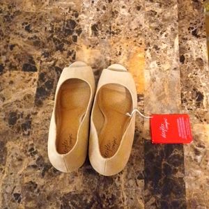 Dexflex comfort, size 7.5, color tan